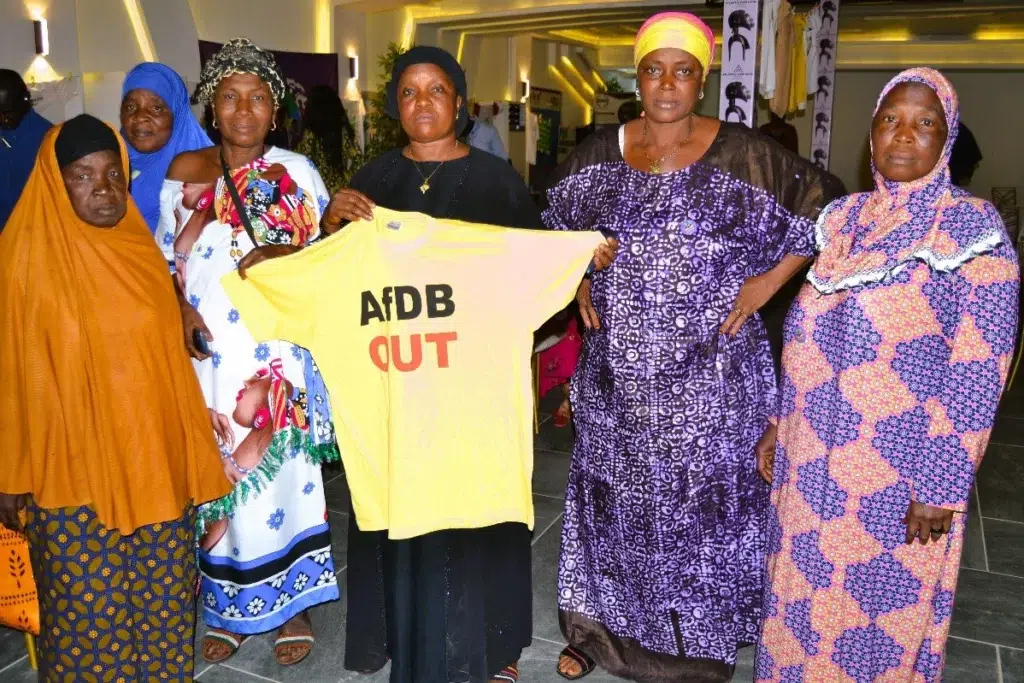 Home Les femmes qui résistent aux projets de la Banque africaine de développement exigent des réparations