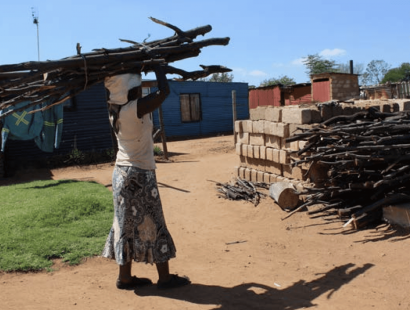 Vroue-aktiviste konfronteer energie-ongelykheid en vuil steenkool in Phola-Ogies